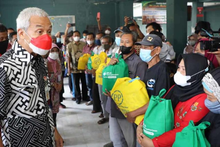 Peringati Mayday, Ganjar Bagikan Ribuan Sembako Untuk Buruh di Semarang