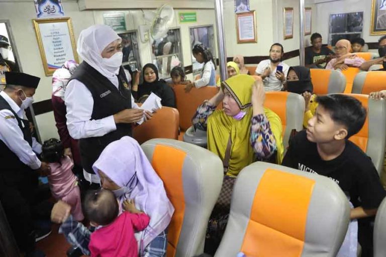 Gubernur Khofifah Tinjau Arus Mudik Lebaran di Pelabuhan Jangkar Situbondo