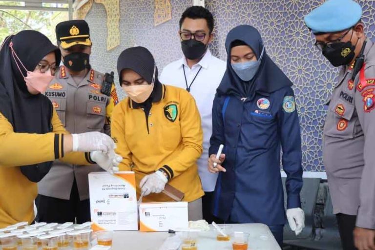 Wujudkan Mudik Aman, Polresta Sidoarjo Gelar Test Urine Sopir Bus di Terminal Purabaya