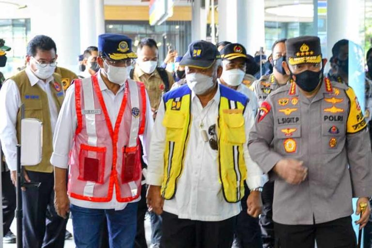 Tinjau Pelabuhan Merak, Kapolri Apresiasi Masyarakat yang Mudik Lebih Awal