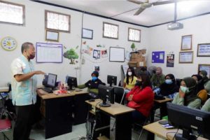 Pengoptimalan Budidaya Hidroponik Masyarakat Kedurus Sebagai Upaya Peningkatan Perekonomian Kreatif