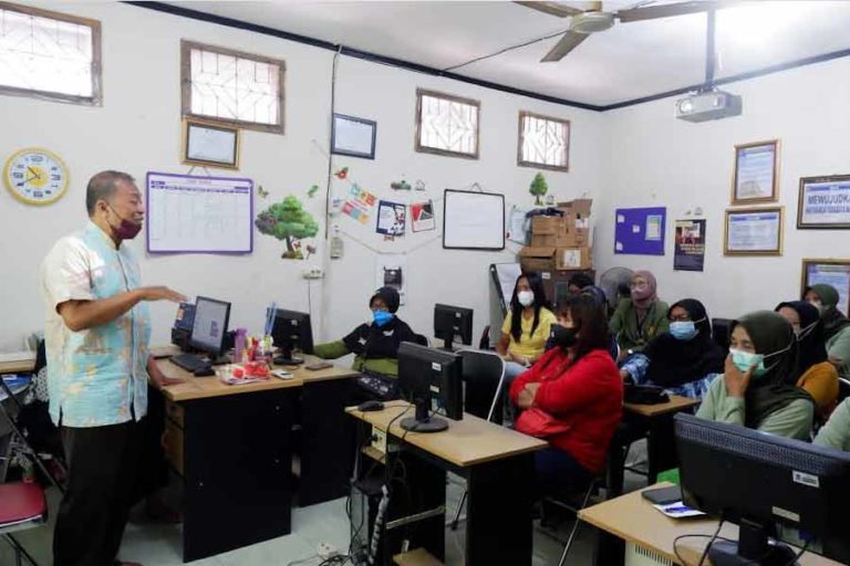 Pengoptimalan Budidaya Hidroponik Masyarakat Kedurus Sebagai Upaya Peningkatan Perekonomian Kreatif