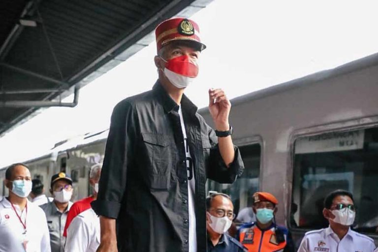 Ganjar Lepas 320 Pemudik dengan KA Tawang Jaya Premium Menuju Jawa Tengah
