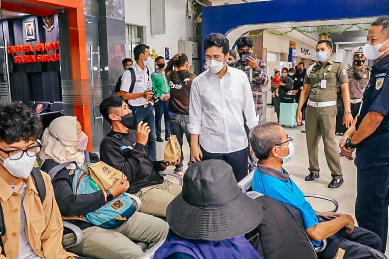 Puncak Mudik Lebaran, Emil Dardak Sapa Warga di Stasiun Gubeng Surabaya