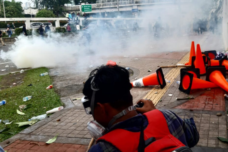 Demo di Gedung DPR Berujung Ricuh, Mahasiswa dan Polisi Terluka