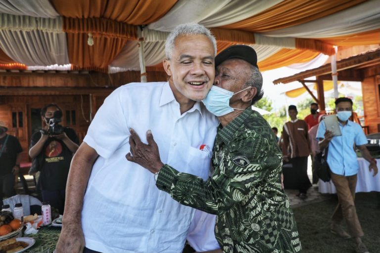Ganjar Nostalgia dengan Guru dan Teman SD di Acara Halal bi Halal Keluarga
