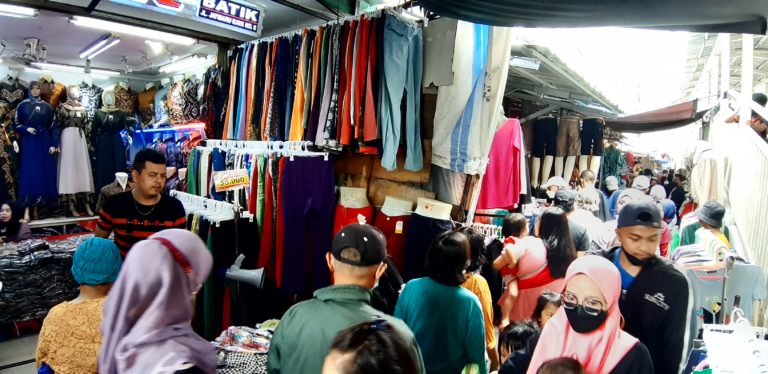 Tutup, Warga Belanja di Sekitar Pasar Tanah Abang Karena Banyak Diskon