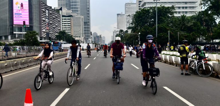 Balita Lansia Hingga Turis Asing, Masyarakat Antusias Ikuti CFD di Jakarta
