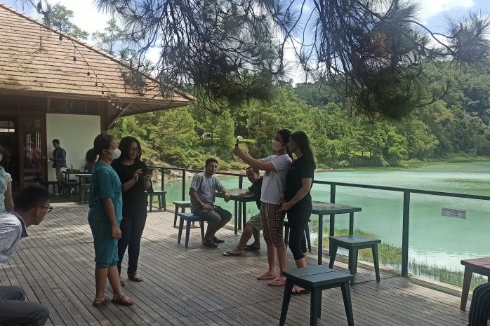 Menikmati Libur Lebaran Bersama Keluarga di Wisata Danau Linow Tomohon