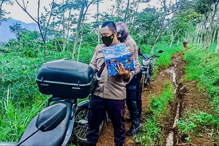 Seorang Ibu Melahirkan di Jalan, Polres Probolinggi Berikan Tali Asih