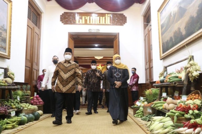 Khofifah Ajak Prabowo Cicipi Nanas PK-1, Pamerkan Aneka Pangan Unggulan Jatim