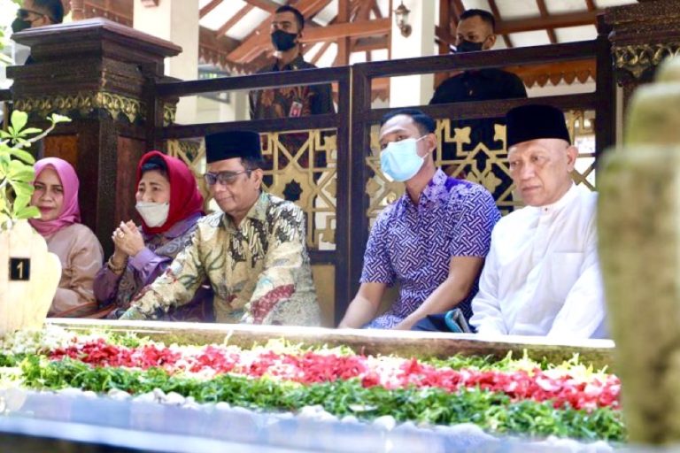 Ziarah ke Makam Gus Dur, Mahfud MD: Saya Rindu