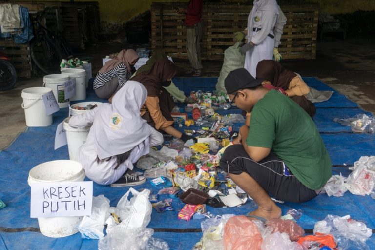 Co Ensis Bersama ECOTON Ajak Masyarakat Peduli Kebersihan Sungai