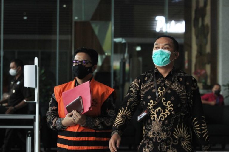KPK Periksa Istri Mantan Dirjen Kemendagri dan Sita Beberapa Dokumen