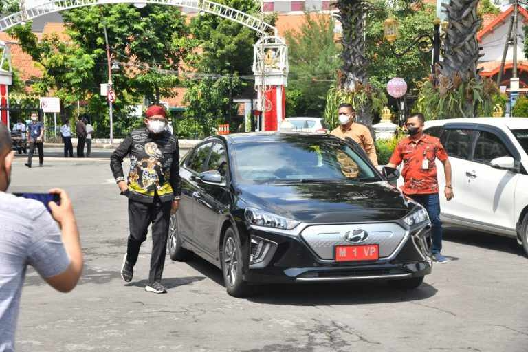 Gunakan Mobil Listrik, Bupati Sumenep Ajak Masyarakat Beralih ke Kendaraan Ramah Lingkungan