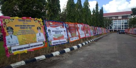 Jelang 22 Mei 2022, Ratusan Karangan Bunga Hiasi Kantor Bupati Landak