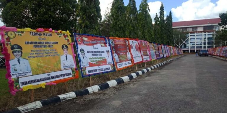Jelang 22 Mei 2022, Ratusan Karangan Bunga Hiasi Kantor Bupati Landak