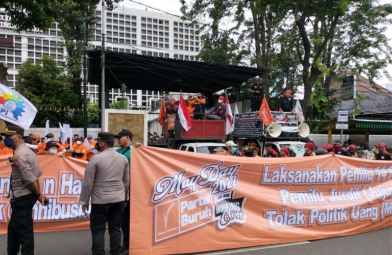 Sembari Membentangkan Spanduk, Massa Mulai Penuhi Gedung KPU