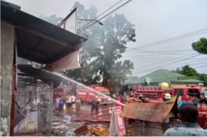 Ditinggal Penghuni Libur Lebaran, Tujuh Petak Toko di Kota Padang Terbakar
