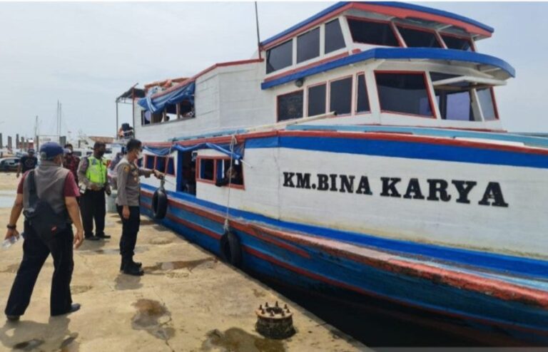 Alami Kerusakan, Petugas Evakuasi Kapal Motor yang Angkut 140 Orang Wisatawan Tujuan Kepulauan Seribu