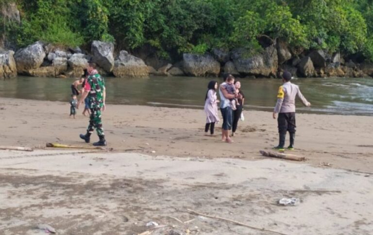 Terseret Arus Ombak saat Berwisata, Satu dari Dua Korban Belum Ditemukan
