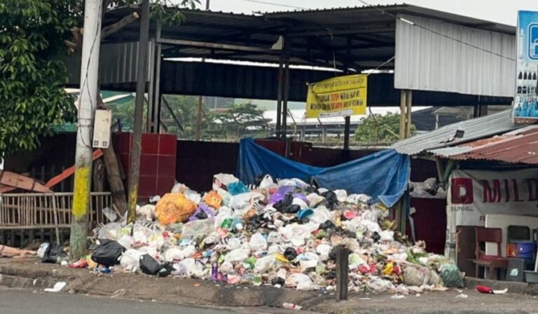 Tak Mampu Tampung 350 Ton Sehari, Pemkot Yogyakarta Semprot Cairan Disinfektan Atasi Luberan Sampah