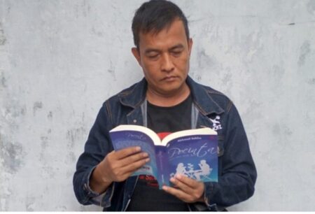 Ingin Berkarya Seumur Hidup, Akhmad Sekhu Sastrawan asal Tegal Menjaga Semangat untuk Menulis