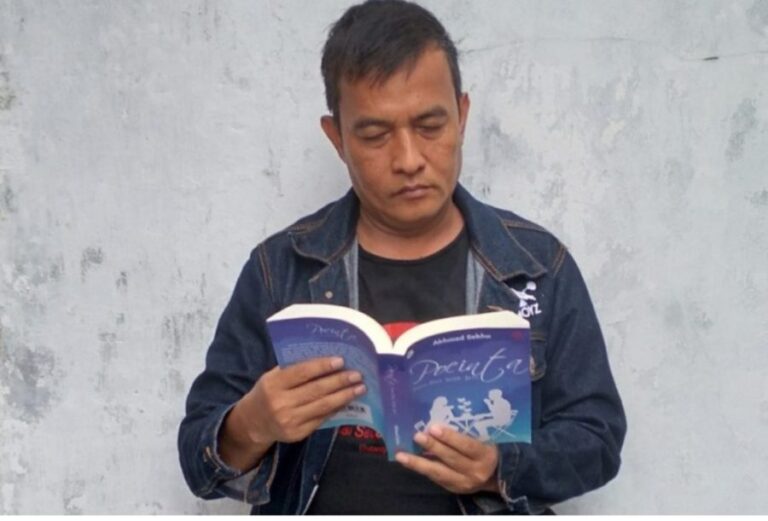 Ingin Berkarya Seumur Hidup, Akhmad Sekhu Sastrawan asal Tegal Menjaga Semangat untuk Menulis