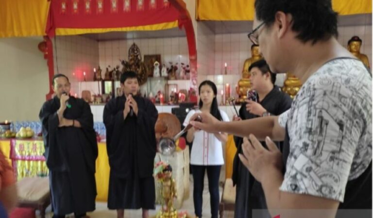 Ratusan Umat Budha Datang ke Vihara Buddhis Svakha Surya Timur, Waisak di Bangka Berjalan Lancar