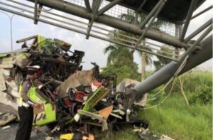 Diduga Akibat Mengantuk, Korban Meninggal Kecelakaan di Jalur A Tol Surabaya – Mojokerto Capai 14 Orang