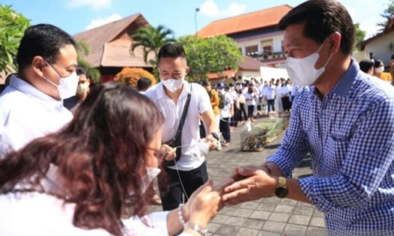 Ratusan Burung Perkutut dan Kutilang Dilepasliarkan saat Upacara Waisak oleh Bupati Klungkung