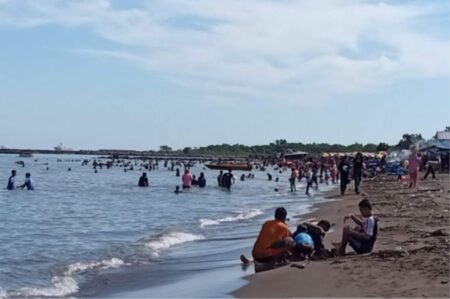 Naik Dua Kali Lipat, Pengunjung di Makassar Penuhi Kawasan Wisata saat Libur Waisak