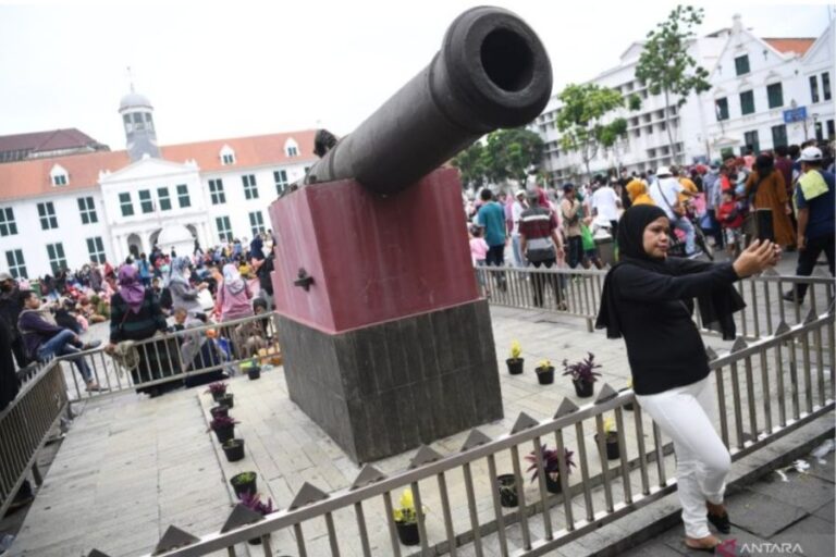 Meski Diperbolehkan Lepas Masker, Pengelola Kawasan Wisata Kota Tua Tetap Ingatkan Masyarakat akan Prokes