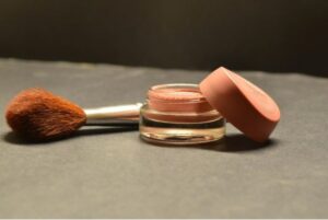 Lebih Praktis dan Tak Merusak Tata Rias, Sunscreen Bedak Mulai Digemari