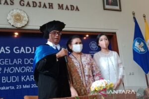 Merajut Konektivitas Nusantara, Rektor UGM Beri Penghargaan Doktor Kehormatan Kepada Menteri Perhubungan Budi Karya Sumadi