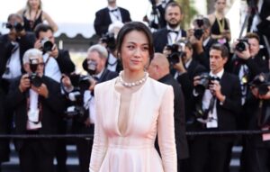Hadir di 75th Cannes Film Festival, Aktris Tang Wei ‘Decision to Leave’ Tampil Memukau di Red Carpet