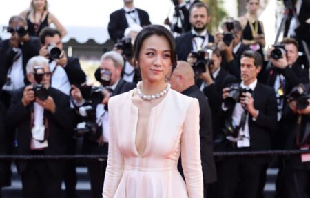 Hadir di 75th Cannes Film Festival, Aktris Tang Wei ‘Decision to Leave’ Tampil Memukau di Red Carpet