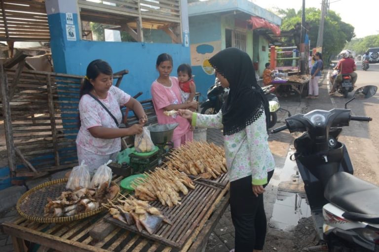 Libur Lebaran, Warga Kenjeran Siapkan Buah Tangan untuk Wisatawan