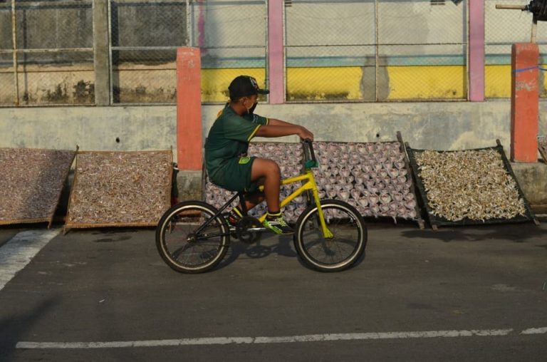 Libur Lebaran, Warga Kenjeran Siapkan Buah Tangan untuk Wisatawan