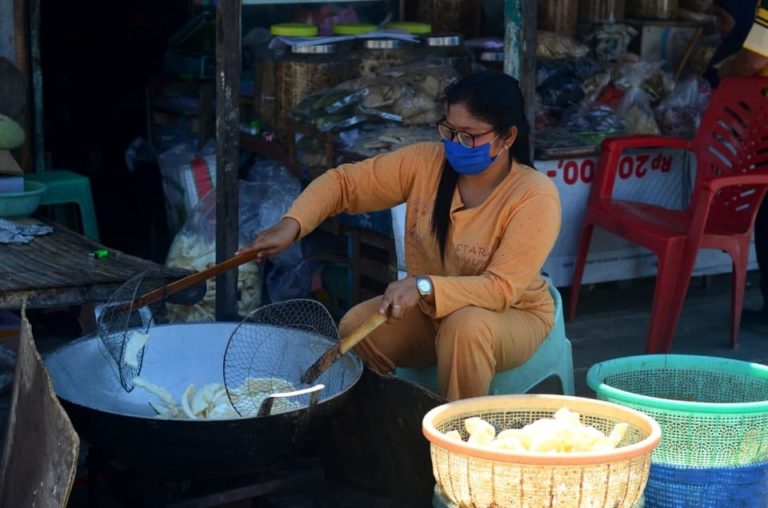Libur Lebaran, Warga Kenjeran Siapkan Buah Tangan untuk Wisatawan