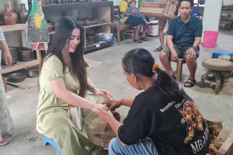 Manfaatkan Lapak Ganjar, Pengunjung Galeri Gerabah Sani Pottery Naik 300 Persen