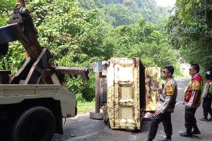 Tak Kuat Nanjak, Truk dengan Penumpang Wisatawan Terguling di Palabuhanratu