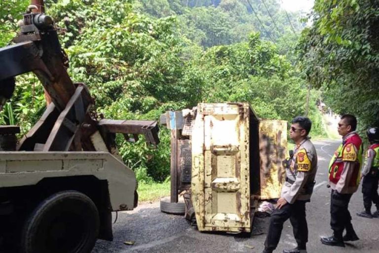 Tak Kuat Nanjak, Truk dengan Penumpang Wisatawan Terguling di Palabuhanratu