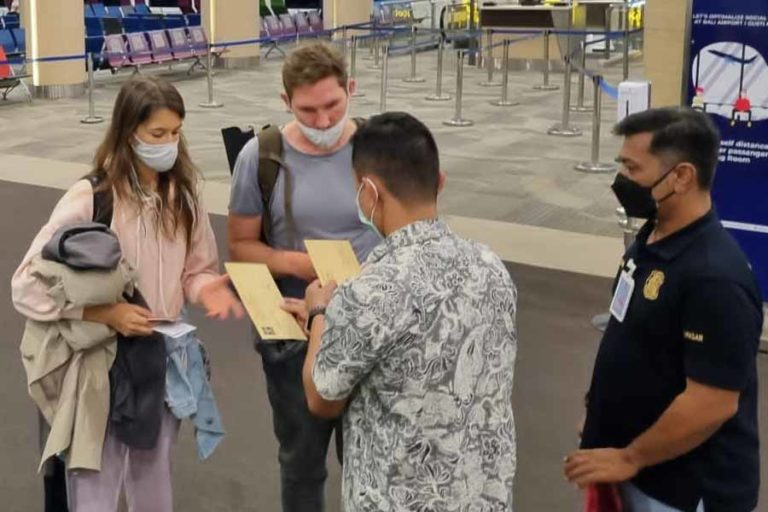 Nekat Berpose Bugil di Pohon Suci, Influencer Rusia Dideportasi dari Bali