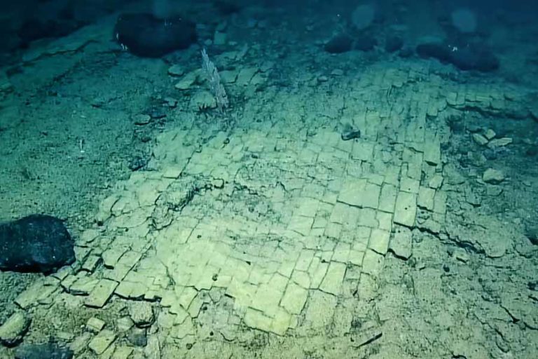 Formasi Bata Kuning di Samudra Pasifik, Jalan Menuju Atlantis?