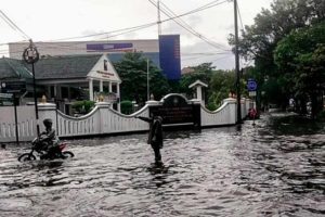 Dua Jam Hujan Lebat, Jalanan Kota Solo Tergenang Air dan Bikin Macet