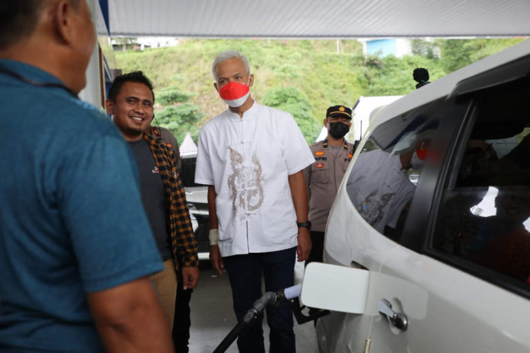 Ganjar Pantau Situasi Mudik H-1 Lebaran di Rest Area Tol Semarang-Solo