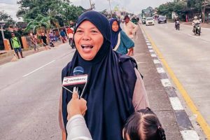 Berburu Berkah dari Tradisi Tawur di Jembatan Sewo Indramayu