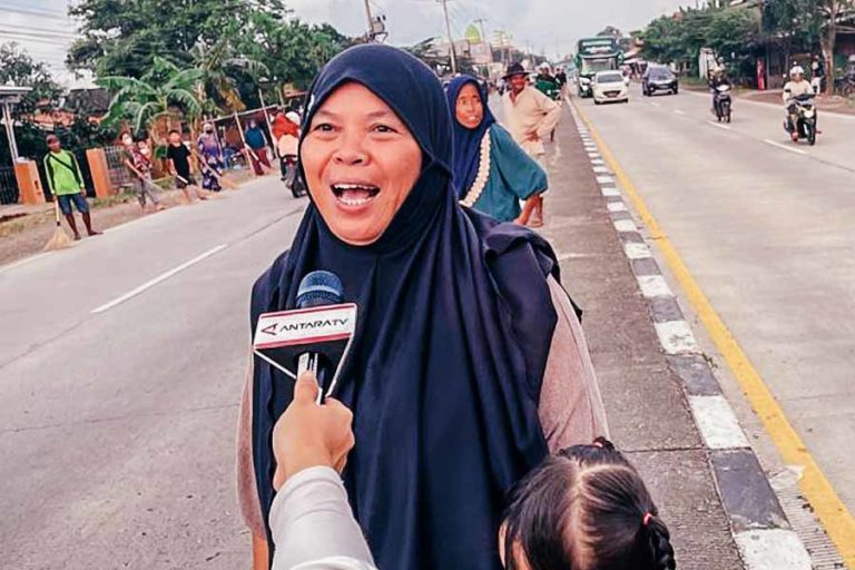 Berburu Berkah dari Tradisi Tawur di Jembatan Sewo Indramayu