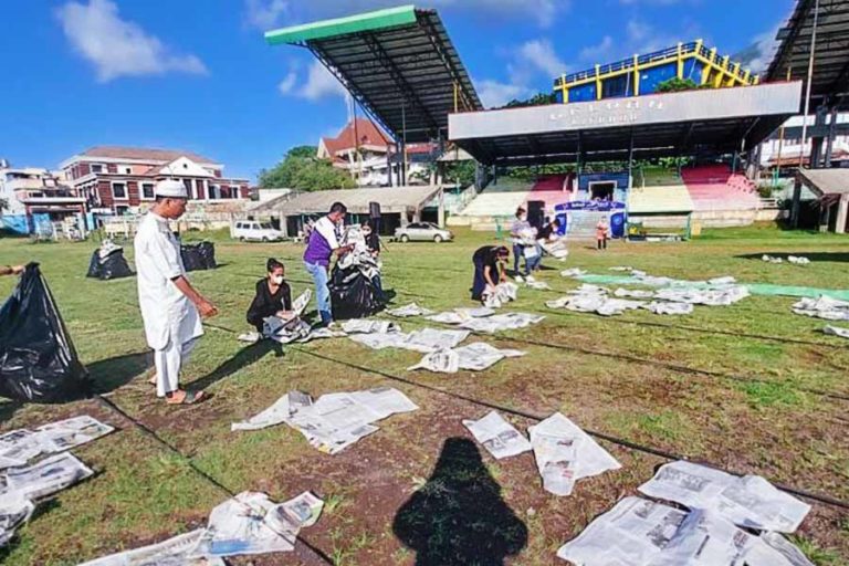 Tuai Pujian, Pemuda Gereja Bagikan Alas Koran untuk Jamaah Shalat Id di Lapangan Gelora Kieraha